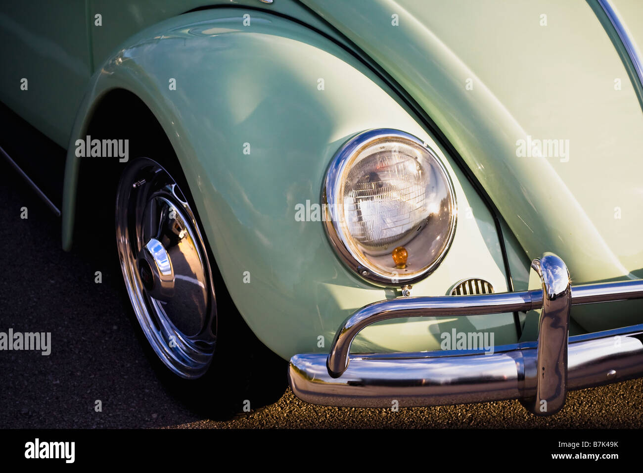 Avant d'une VW Beetle vintage peint un vert menthe douce assis dans le soleil du soir. Banque D'Images