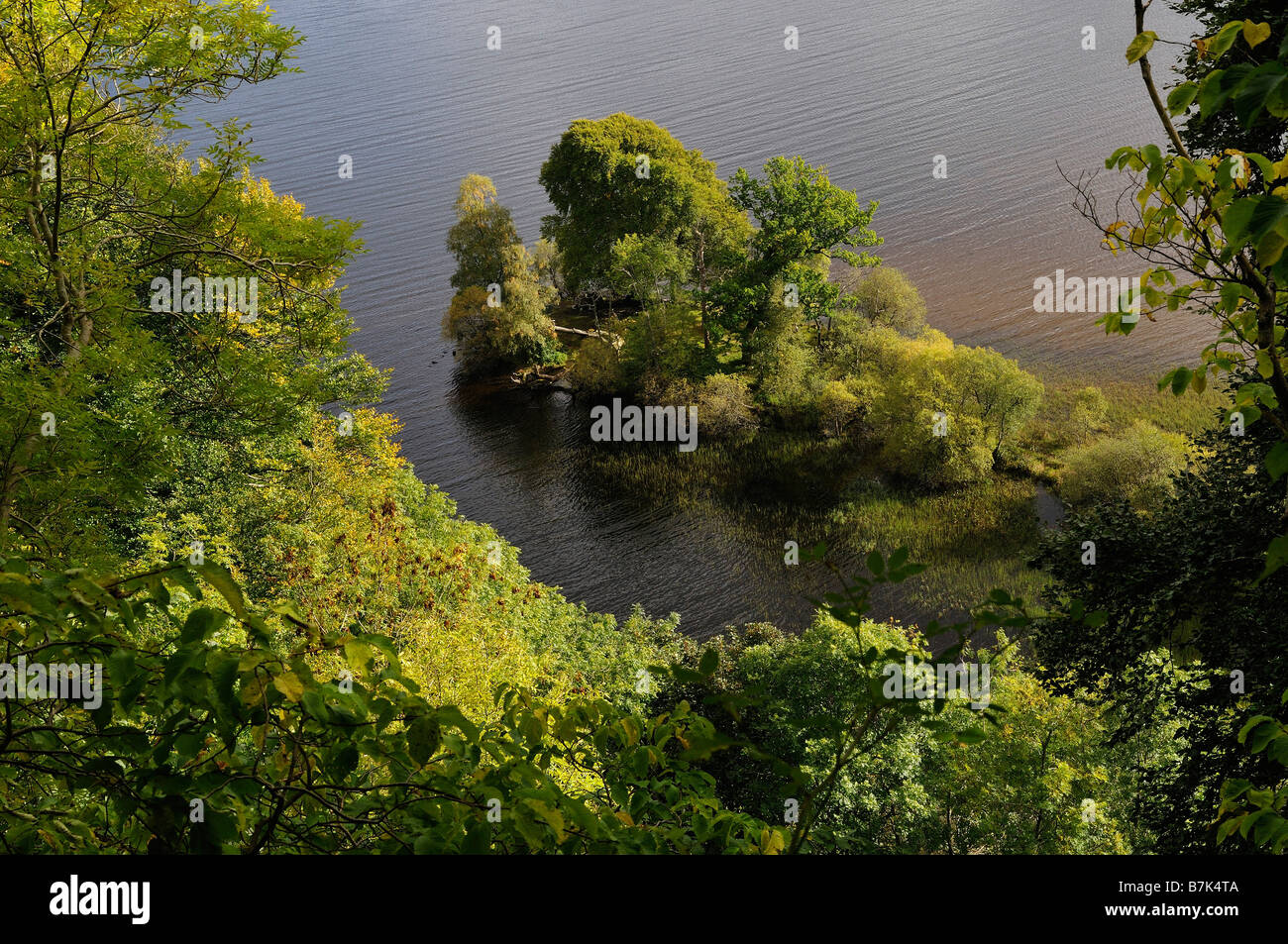 À la flèche vers le bas, sur une île artificielle néolithique crannog ou près de l'extrémité ouest du Loch Tay Perthshire Scotland UK Banque D'Images