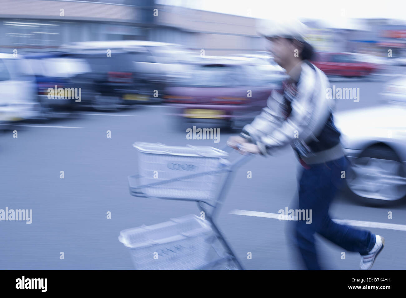 Jeune homme poussant un Panier vide Banque D'Images