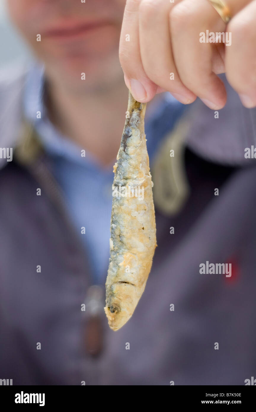 Homme tenant un poisson Banque D'Images