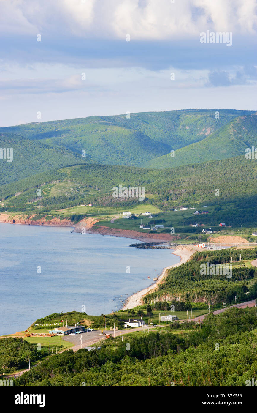 Vue sur le village et le golfe du Saint-Laurent, le parc national des Hautes-Terres du Cap-Breton, Nouvelle-Écosse, Canada Banque D'Images