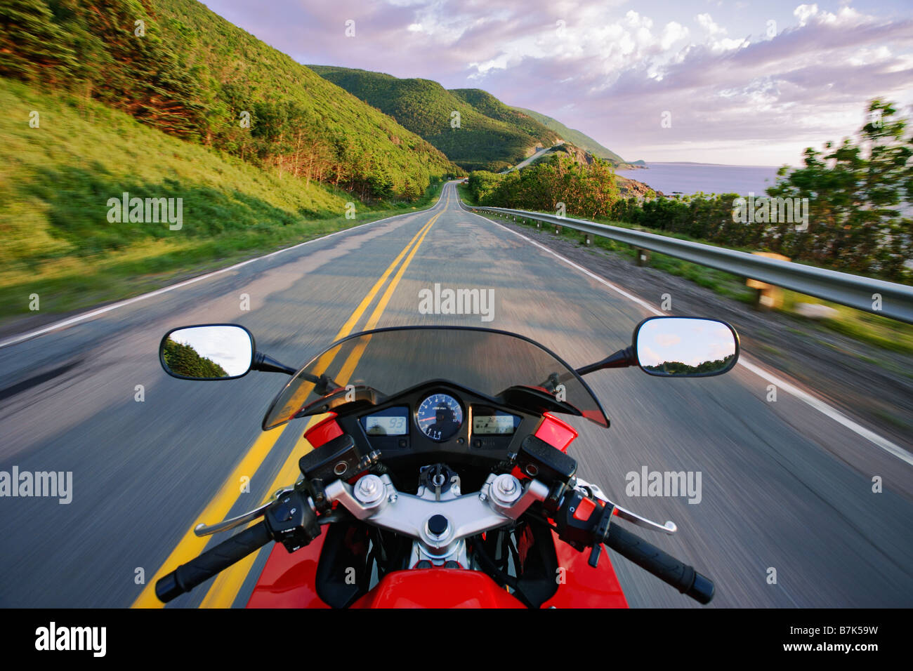 Vue sur la moto en action sur la Piste Cabot, Cape Breton Highlands National Park, Nova Scotia, Canada Banque D'Images