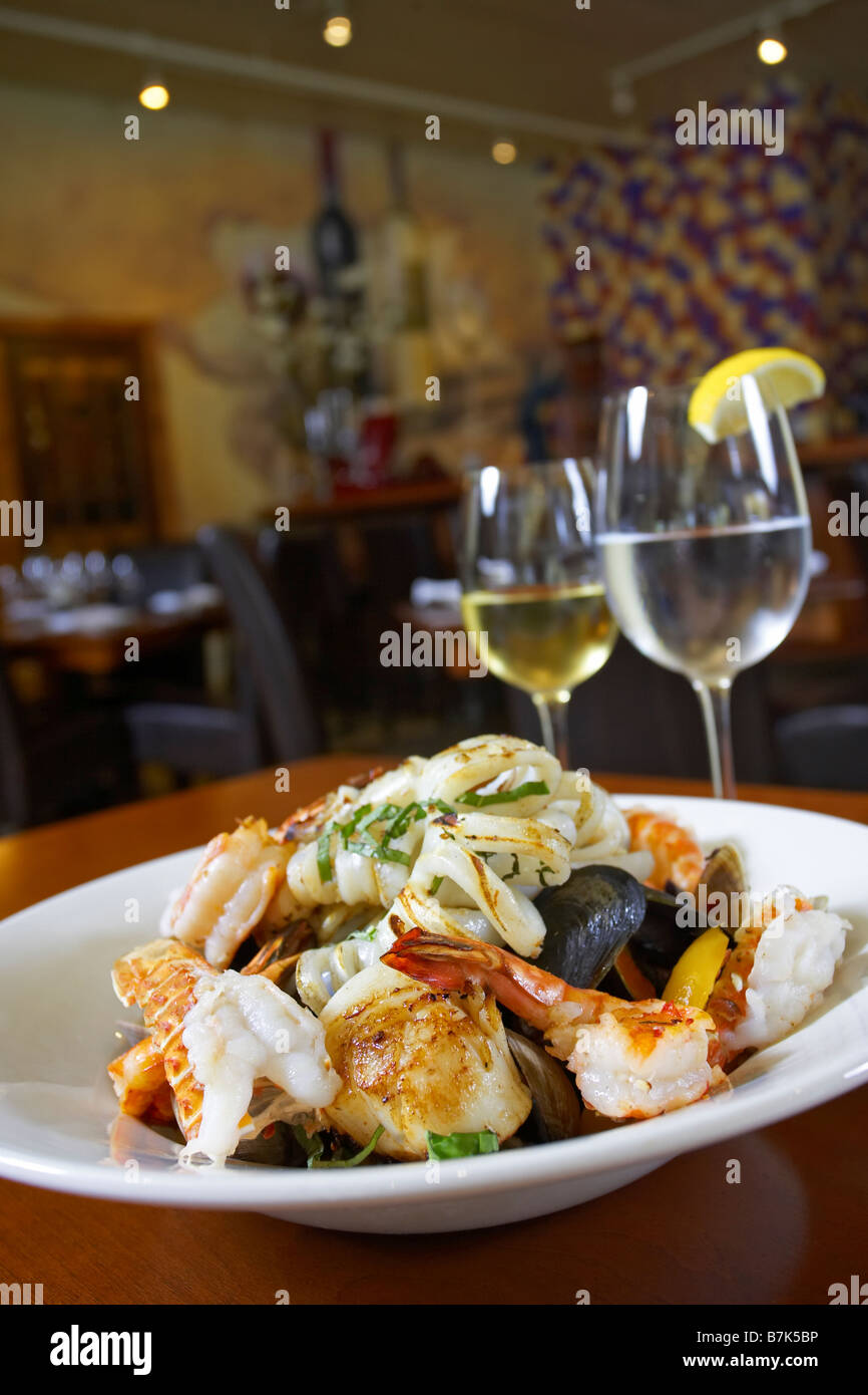 Plat de fruits de mer avec le vin blanc et le verre d'eau dans l