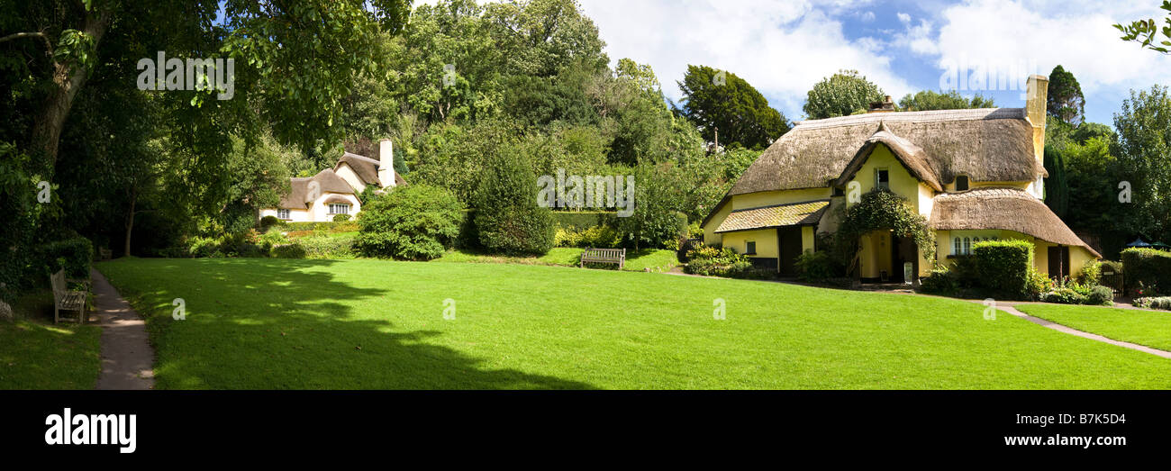 Une vue panoramique des chalets de chaume sur Selworthy Green, Exmoor, Somerset UK Banque D'Images