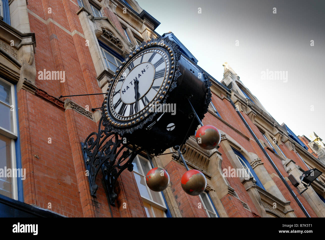Et la vieille horloge symbole pawn shop dans Corporation Street Birmingham England Banque D'Images