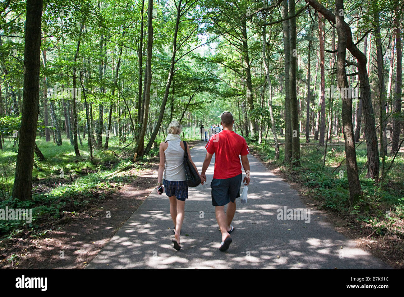 Couple holding hands walking dans le parc national de Slowinski Leba Pologne Banque D'Images
