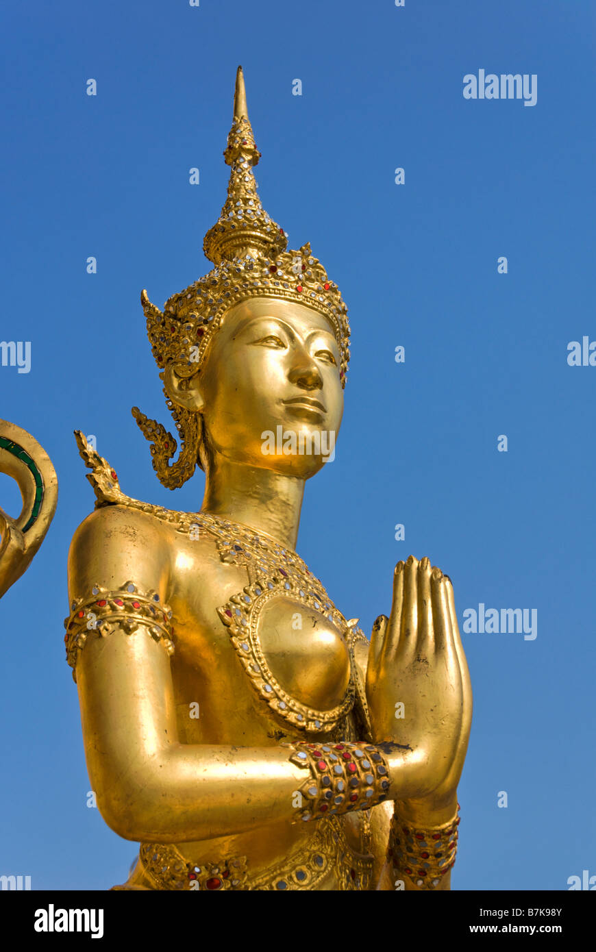 Créature mythologique statue Golden Kinnara - Wat Phra Kaew et le Grand Palais dans le centre de Bangkok en Thaïlande Banque D'Images