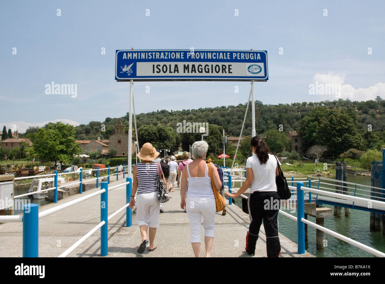 Signe de bienvenue d'excursionnistes débarquant du ferry pour Isola Maggiore sur Lago Trasimeno, Ombrie Banque D'Images