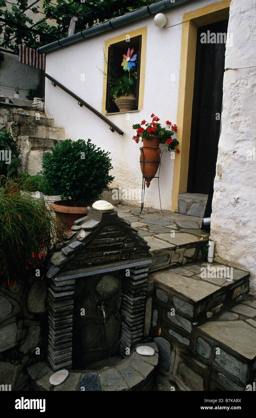 Fontaine d'eau naturel traditionnel grec, Makrinitsa, Grèce Banque D'Images
