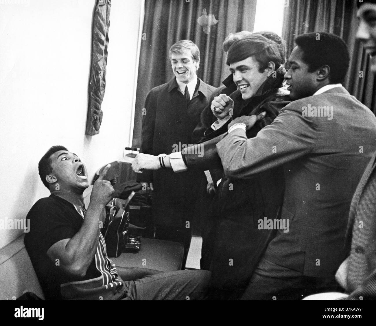 DAVE CLARK FIVE dupe avec Cassius Clay lors d'un voyage à New York en 1964 Banque D'Images