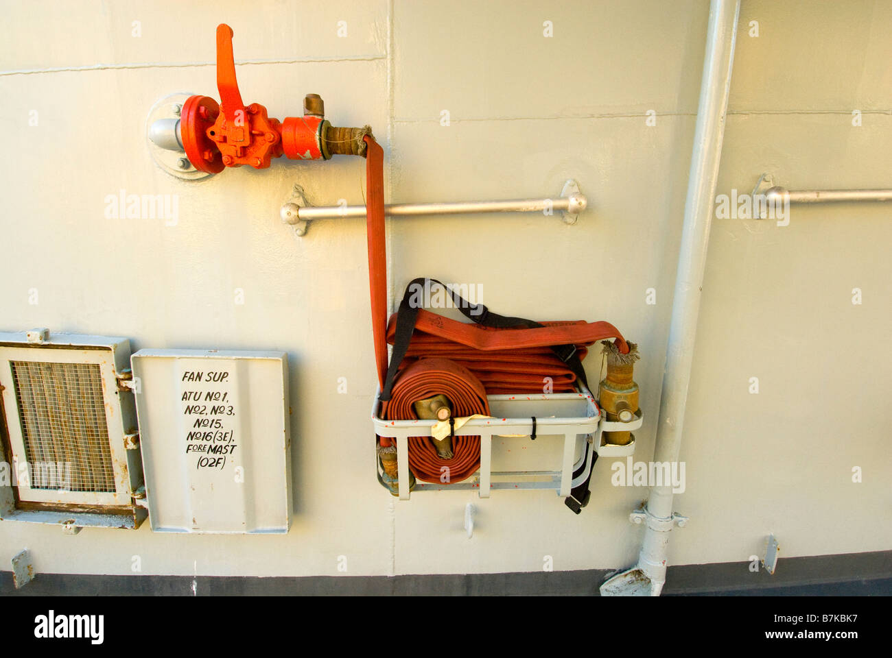 Le flexible de l'incendie sur le navire de guerre de la Marine royale mis hors service Banque D'Images