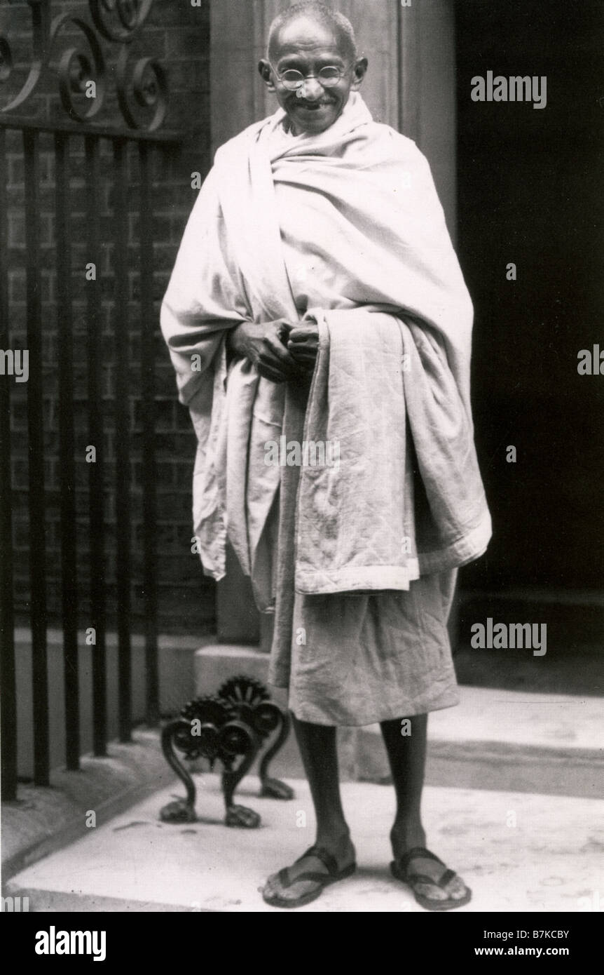 Leader indien Mahatma GANDHI 1869-1948 l'extérieur au 10, Downing Street, à Londres, en 1931 Banque D'Images