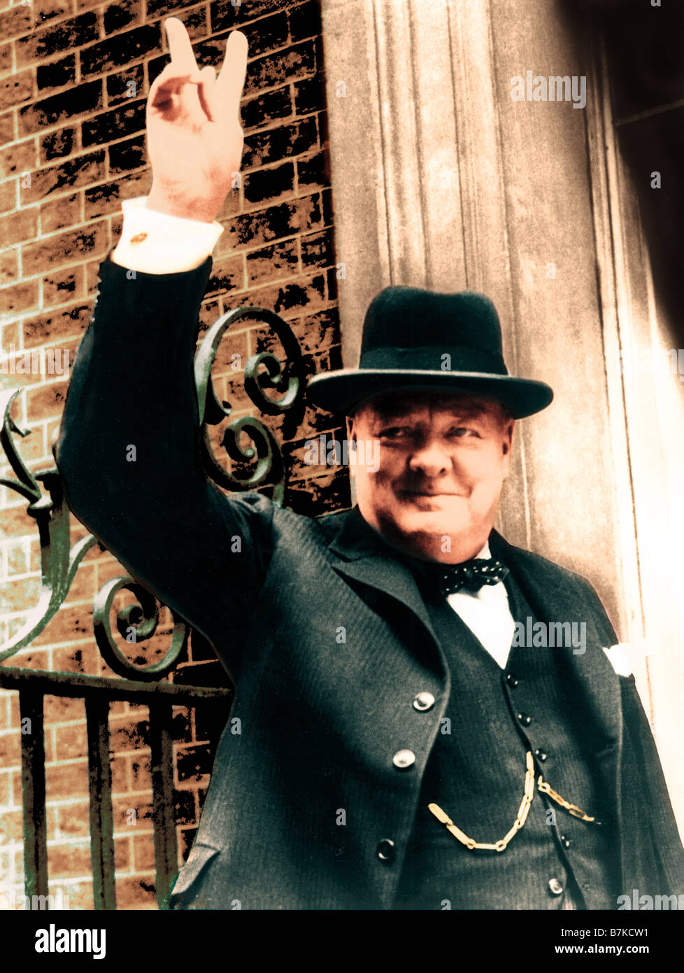 WINSTON CHURCHILL donne son célèbre signe V de la victoire en 1945 à l'extérieur No 10 Downing Street Banque D'Images