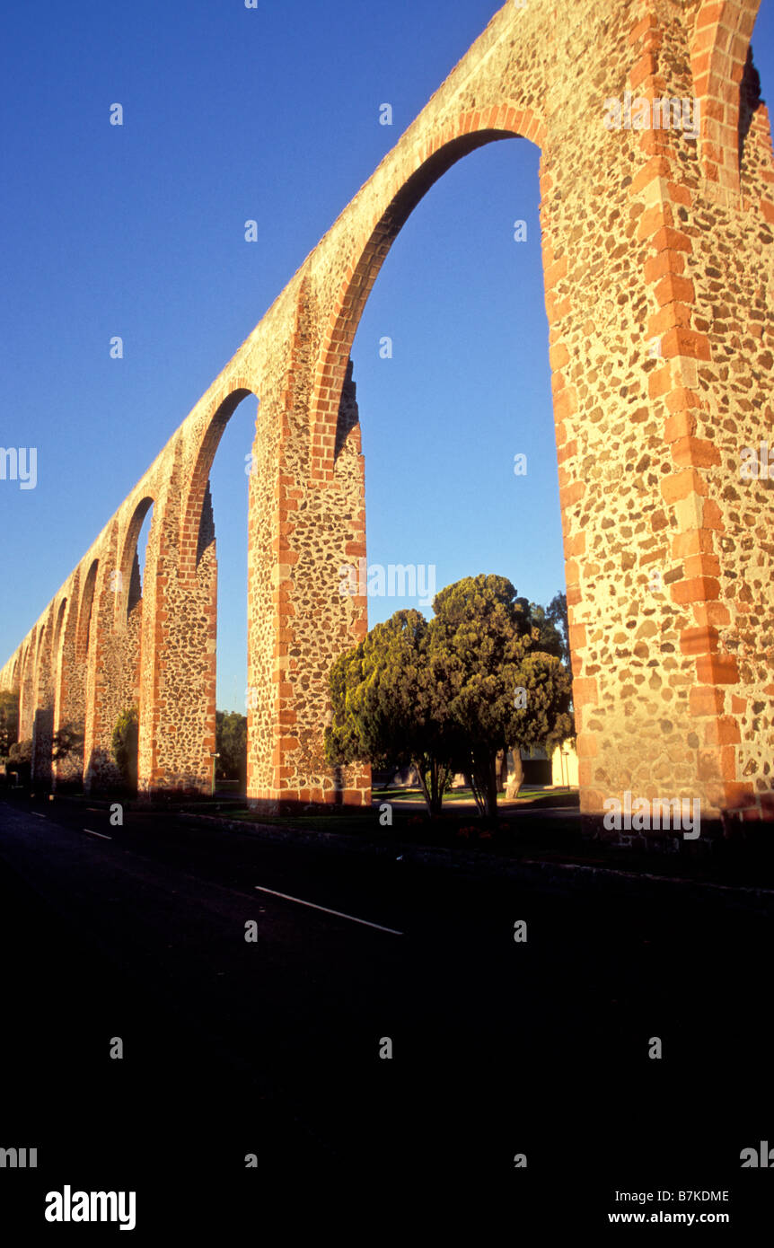 Aqueduc de l'eau, s'étendant 4200 pieds, à travers la ville coloniale espagnole de Santiago de Queretaro, Queretaro, Mexique Banque D'Images
