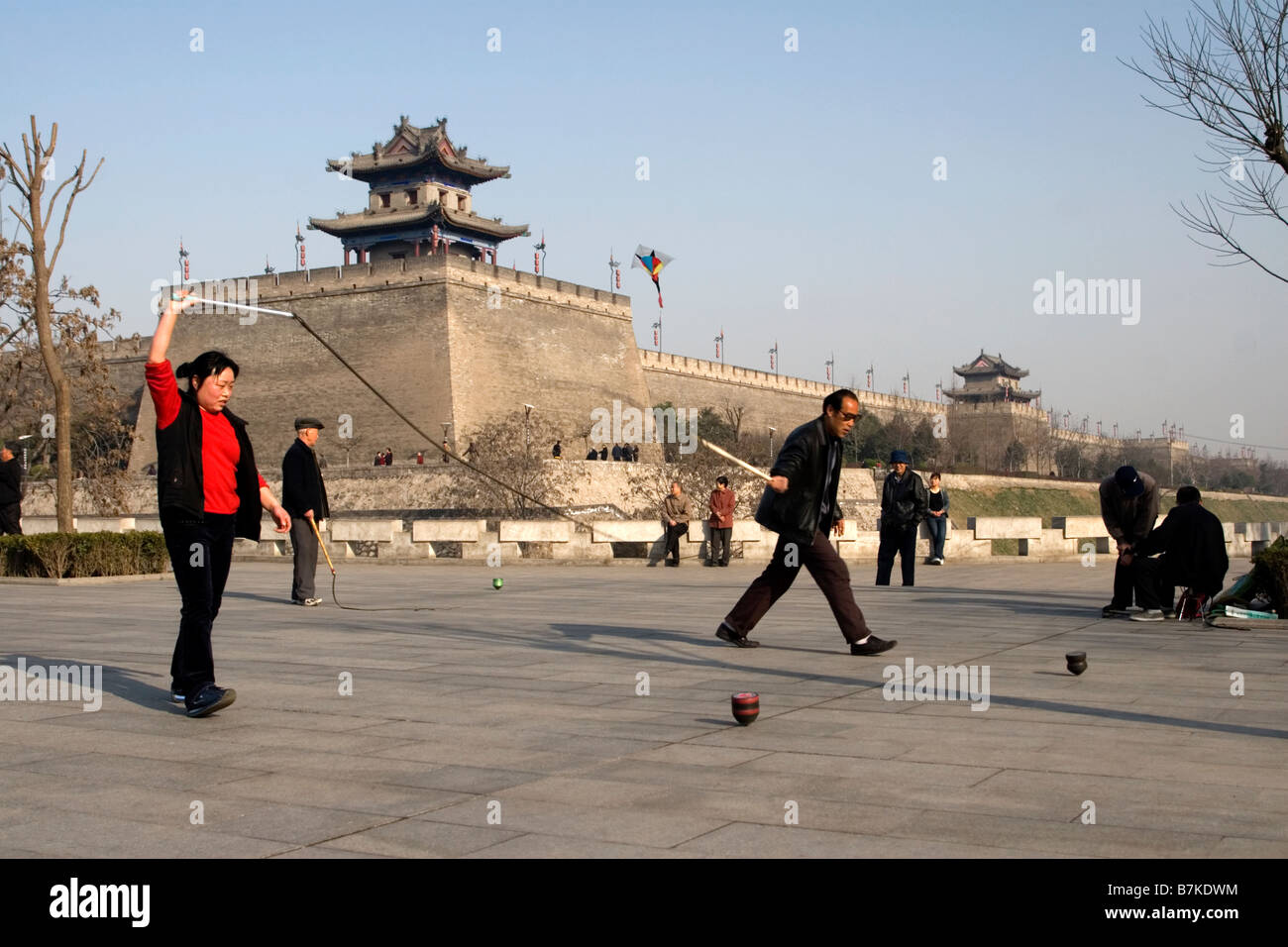 Les gens de jouer et se promener dans les douves d'un parc de stationnement à l'extérieur de la vieille ville de Xian mur défensif dans la province du Shaanxi Banque D'Images