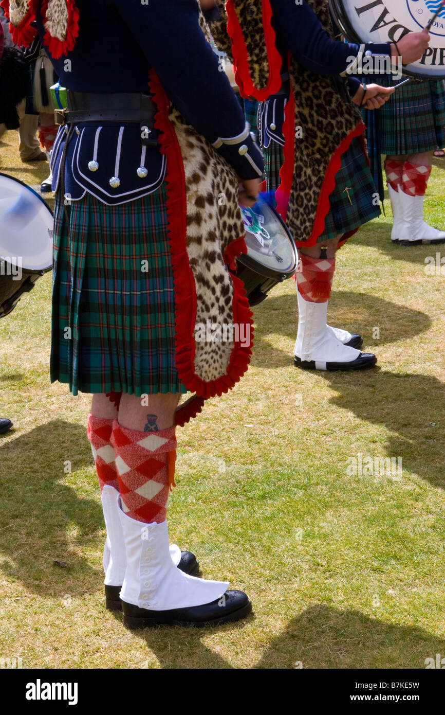 Spats, chaussettes et uniformes écossais traditionnels en tartan. Chaussettes à motif kilt, jambes avec spats ; Plaid Highland Robe of Scottish Pipe Band, Écosse, Royaume-Uni Banque D'Images