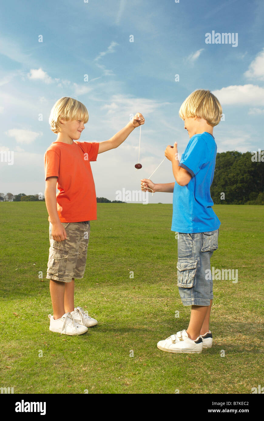 Les garçons jouer conkers Banque D'Images