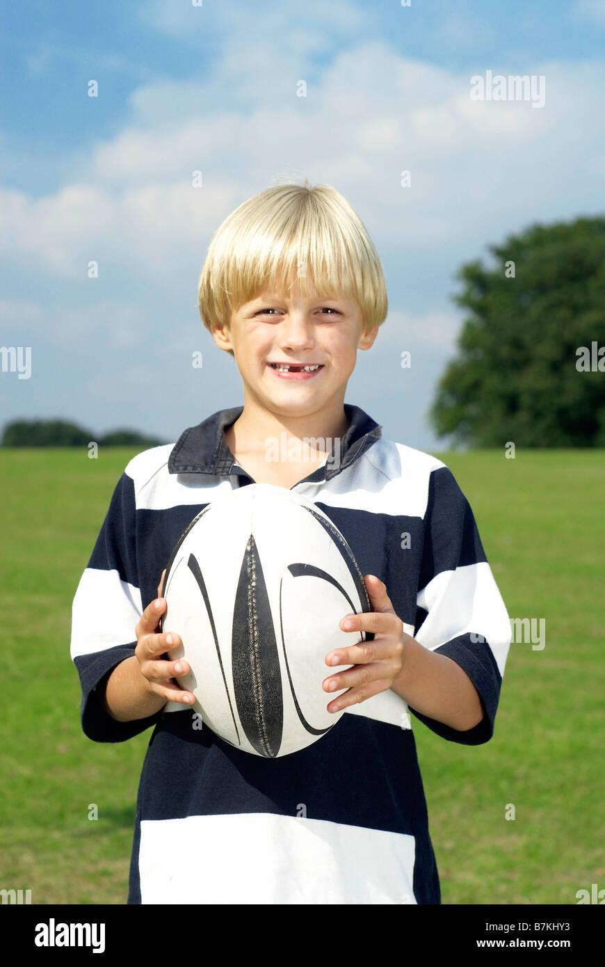 Jeune garçon avec ballon de rugby Banque D'Images