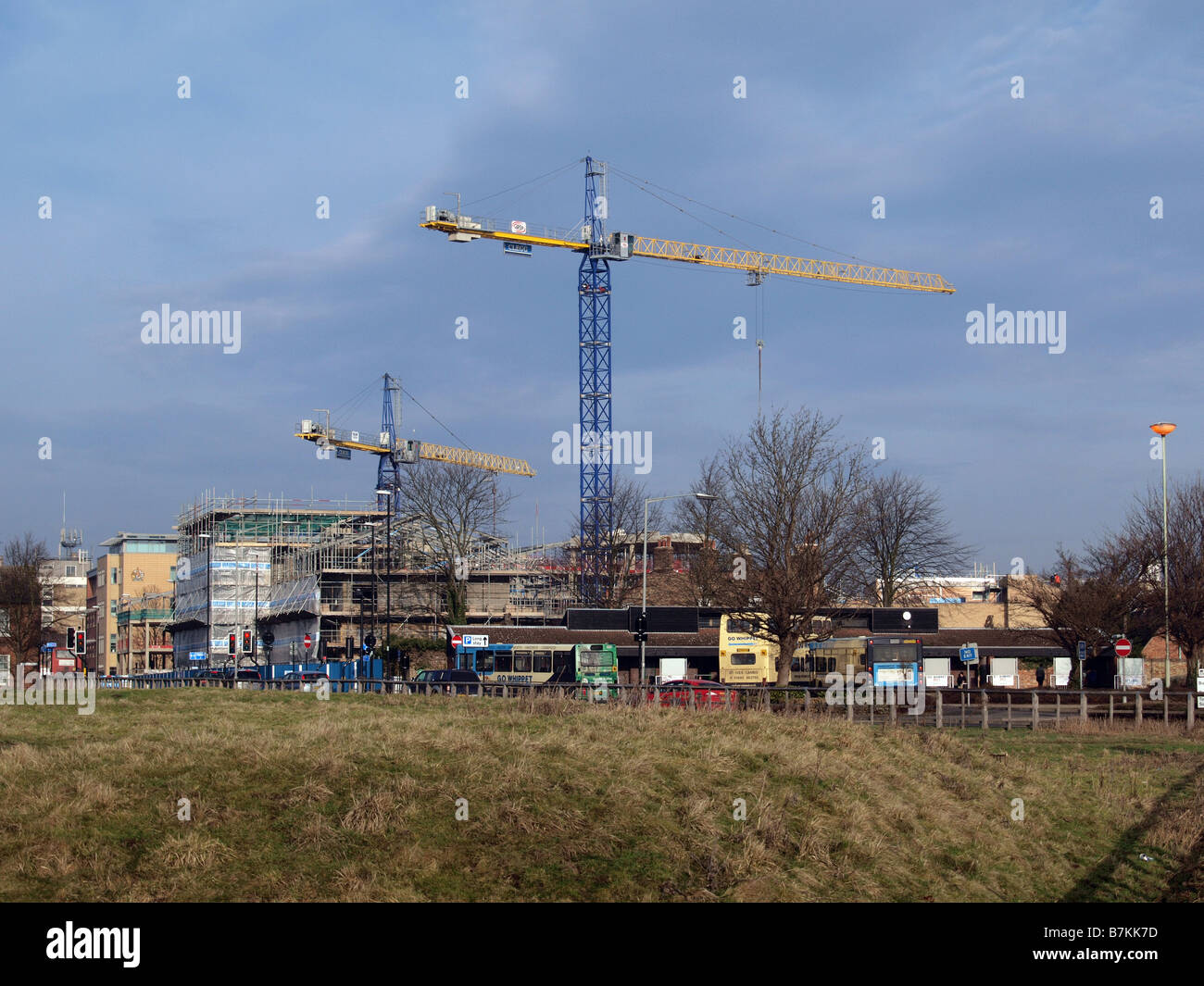 Grue a tour sur un chantier à Huntingdon, Cambs, Angleterre Banque D'Images