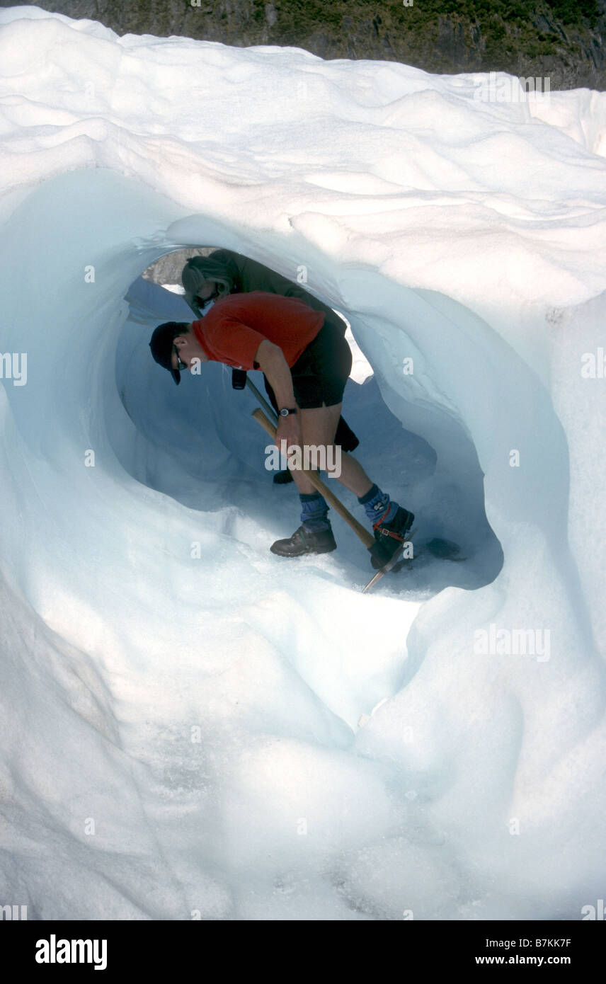 Guide touristique et la navigation dans un trou de glace sur Fox Glacier,Île du Sud, Nouvelle-Zélande. Banque D'Images
