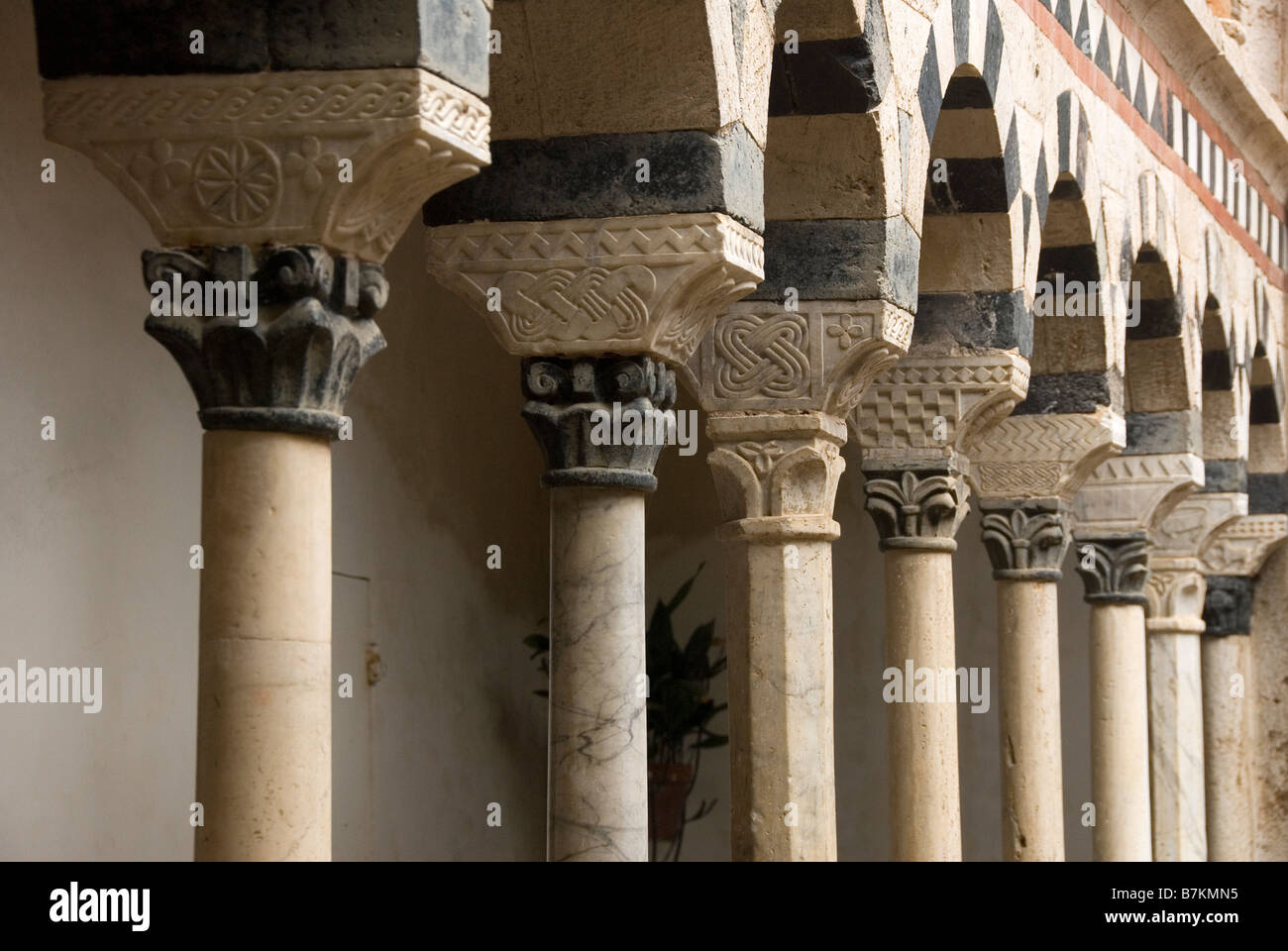 Le cloître rarement vu dans la région de Torri, une petite ville dans la province de Sienne. L'époque romane stile a trois registres Banque D'Images