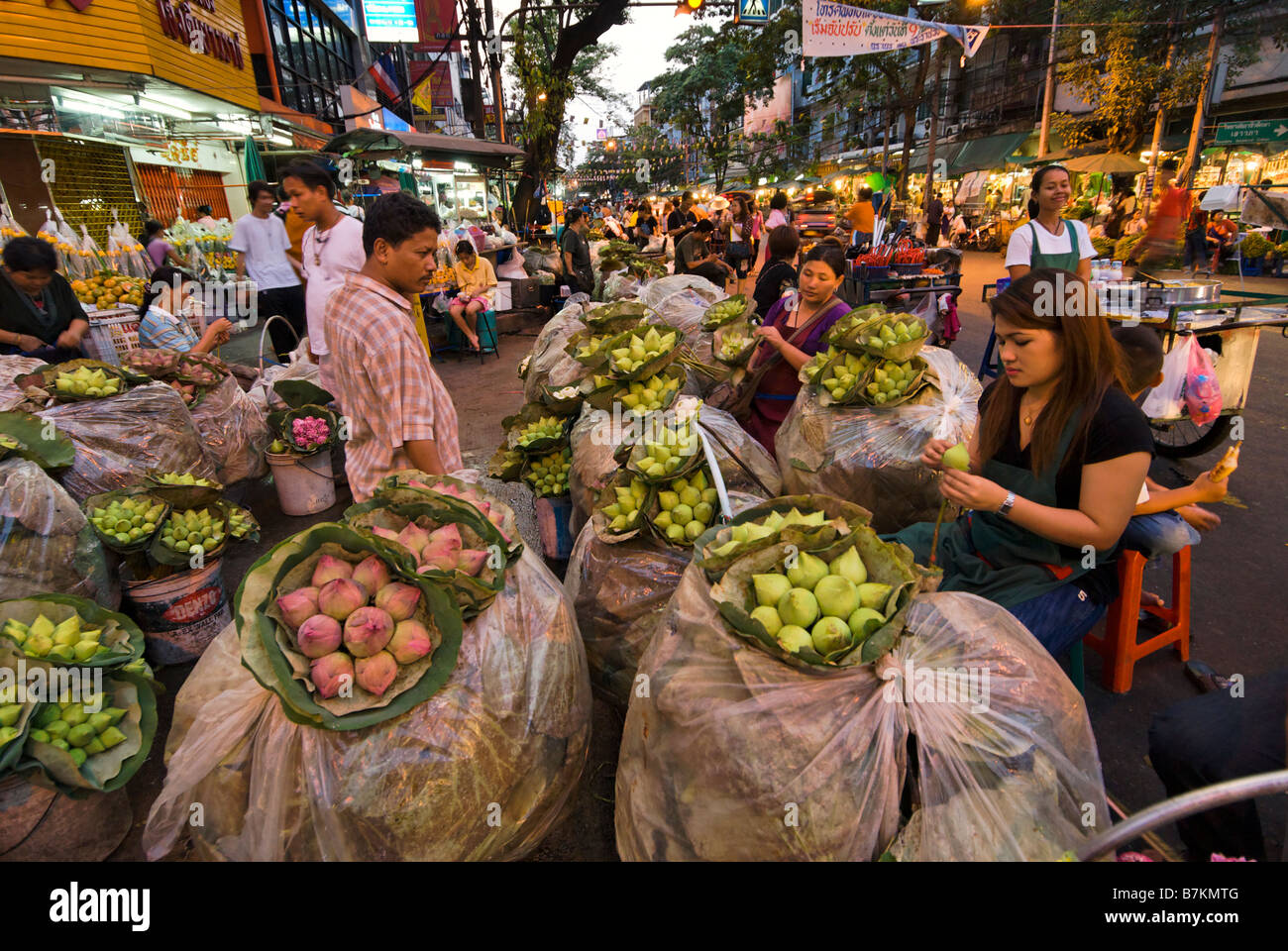 Blocage de fleurs fleurs de lotus fermé contraignant les fournisseurs d'offres de dévotion à Pak Khlong Talad flower market Bangkok Thaïlande Banque D'Images