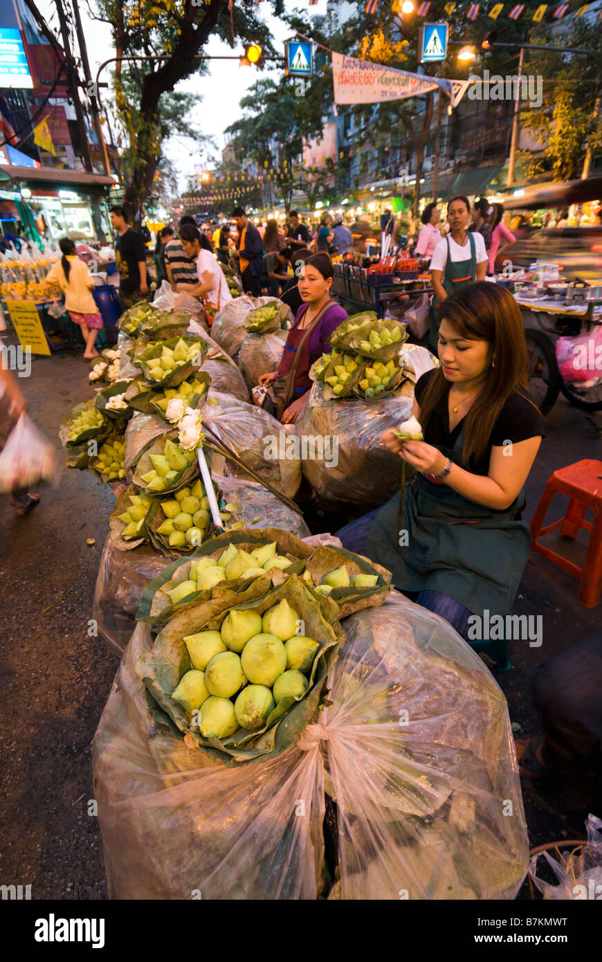 Blocage de fleurs fleurs de lotus fermé contraignant les fournisseurs d'offres de dévotion à Pak Khlong Talad flower market Bangkok Thaïlande Banque D'Images