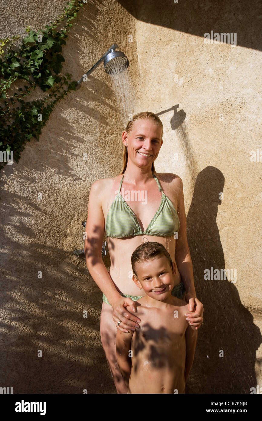 Mère et fils dans la région de douche Banque D'Images