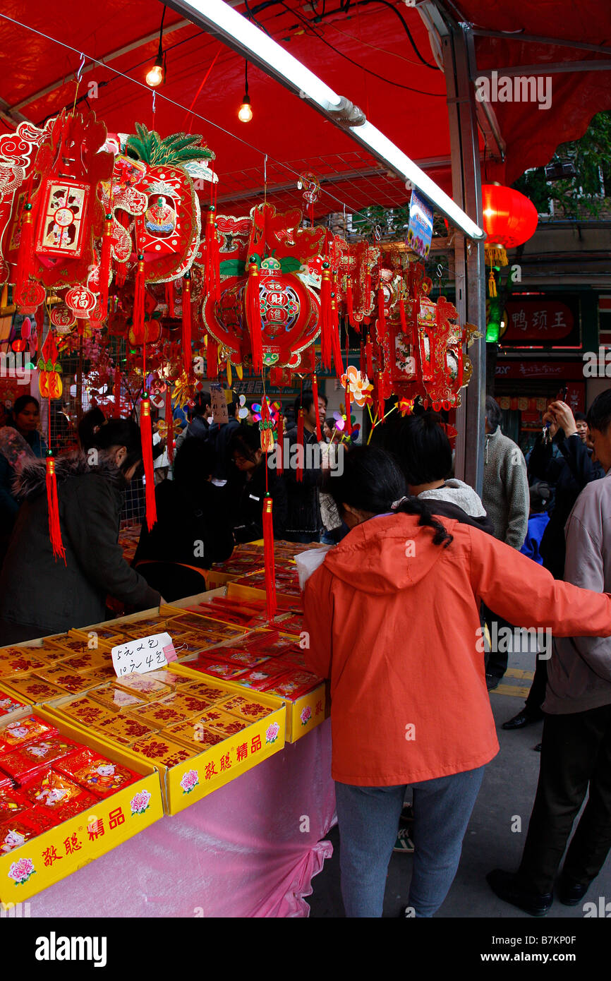 Chantres du Nouvel An chinois à la recherche des enveloppes rouges Banque D'Images