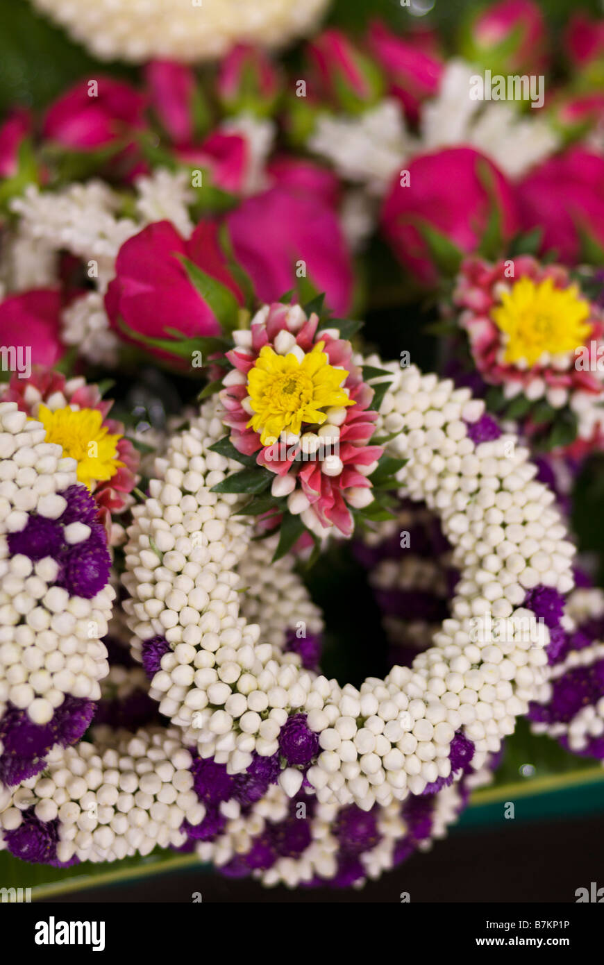 Jasmin fleur de dévotion d'offrir en vente sur un étal au marché aux fleurs de Pak Khlong Talad Bangkok Thaïlande Banque D'Images