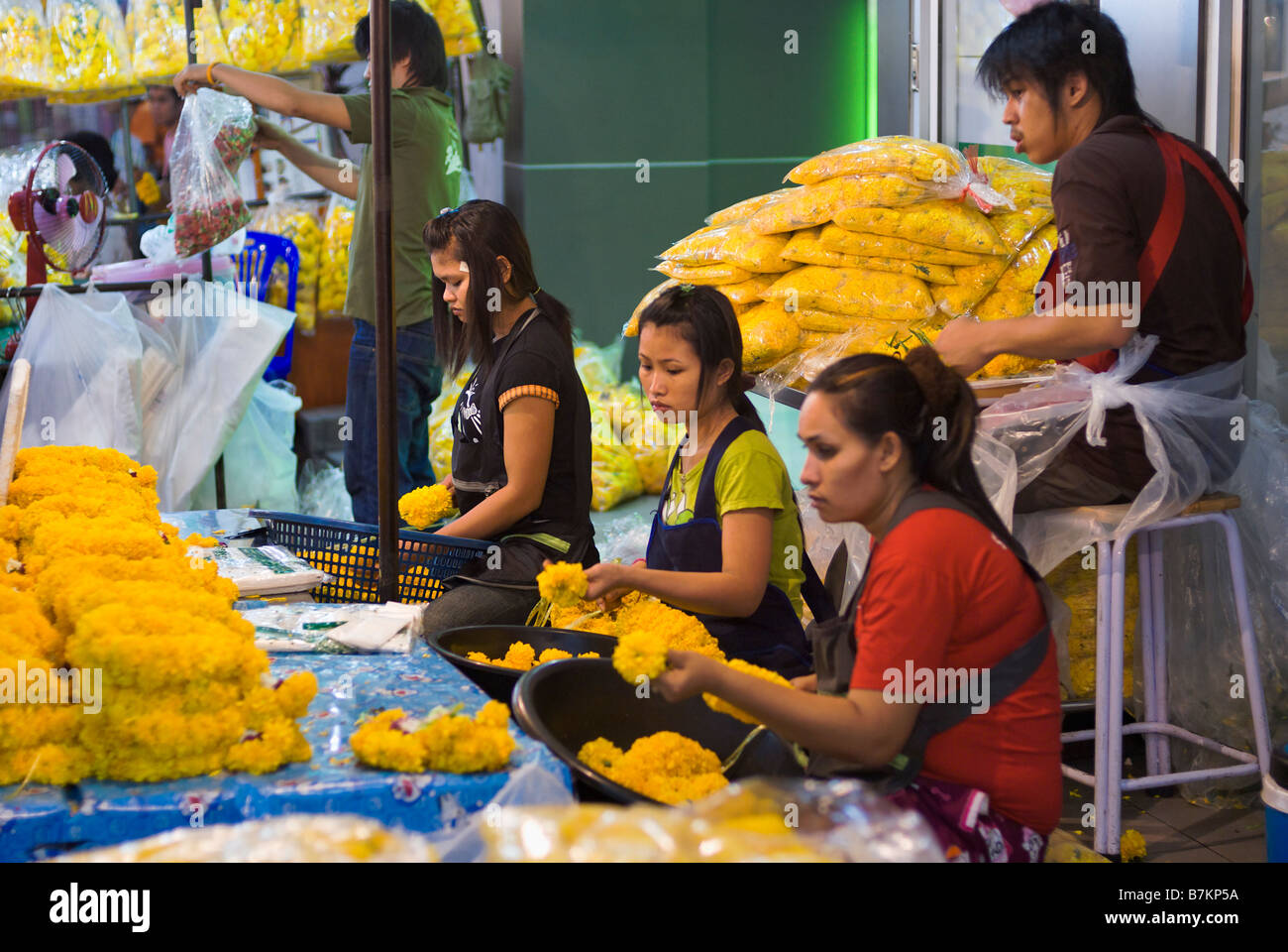 Les thaïs faire fleur de dévotion offerts sur un étal au marché aux fleurs de Pak Khlong Talad Bangkok Thaïlande Banque D'Images