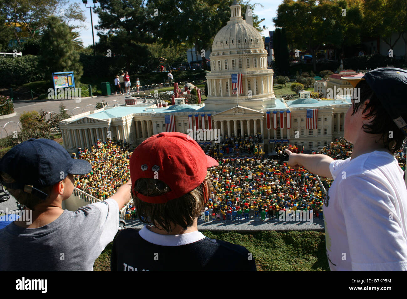 Les enfants l'étude de maquettes miniatures version Lego de Obama inauguration, Capitol Building, Washington DC, Legoland California, Banque D'Images