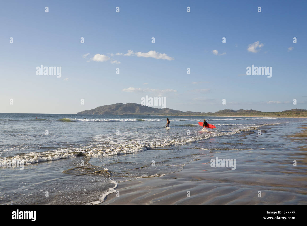 Surfers dans le surf à Playa Grande, le Costa Rica. Banque D'Images