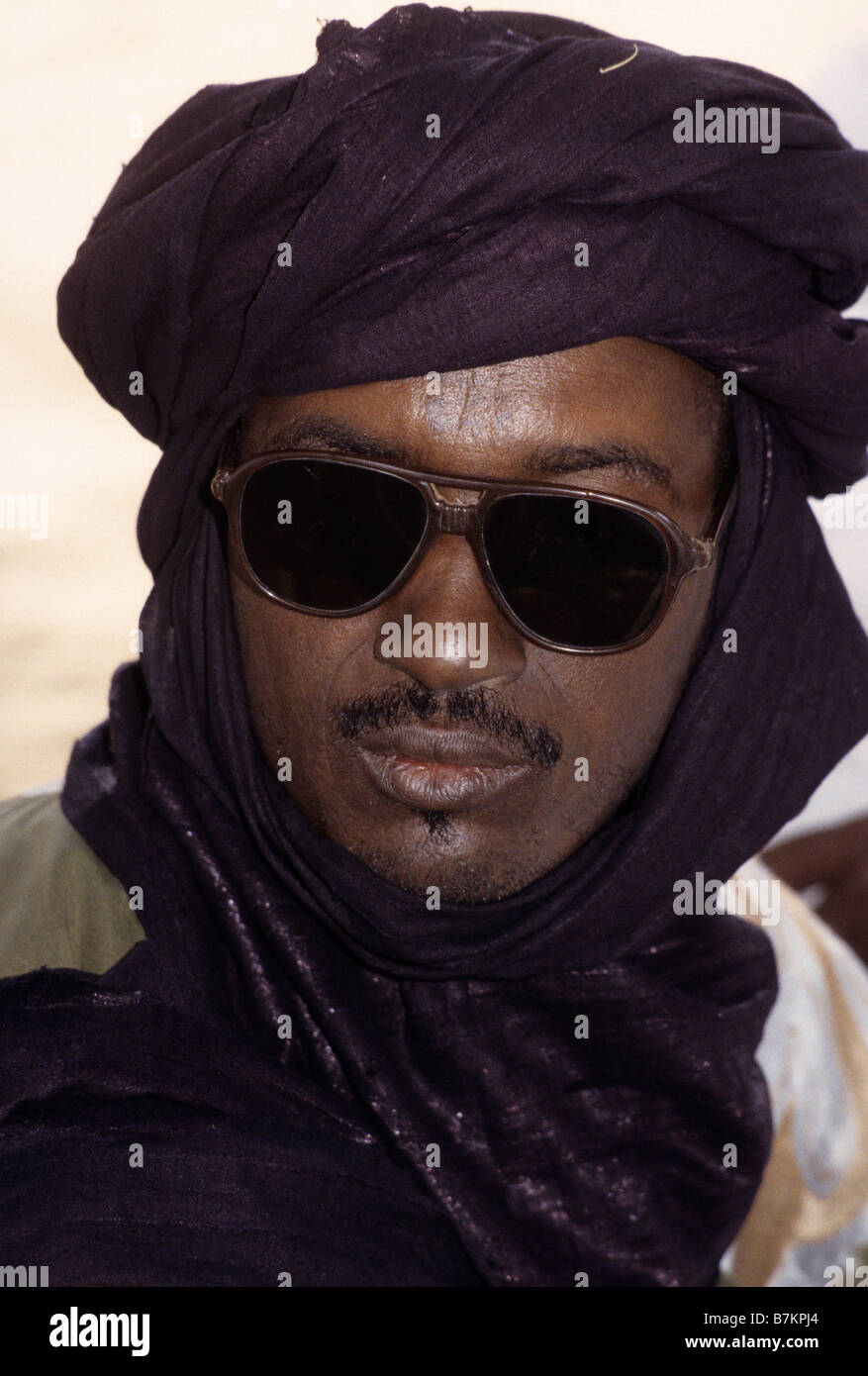 Akadaney, Niger, Afrique de l'Ouest. Homme portant un peul, Touareg Indigo  Tagelmust Lunettes de soleil Photo Stock - Alamy