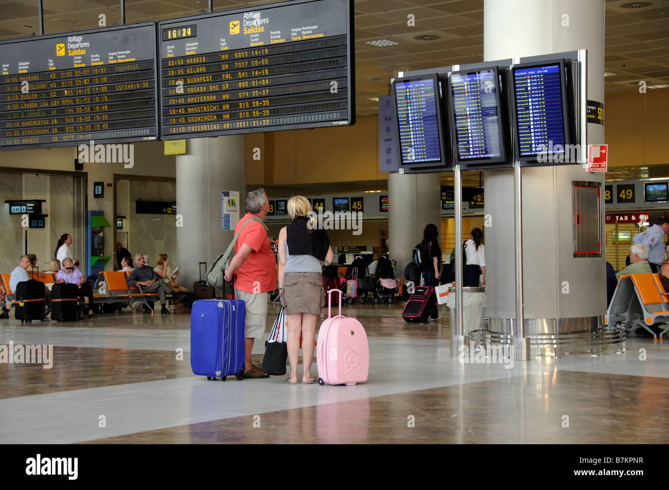 Les départs de l'aérogare passagers conseil homme femme à l'Aéroport Reina Sofia au sud de Tenerife Banque D'Images