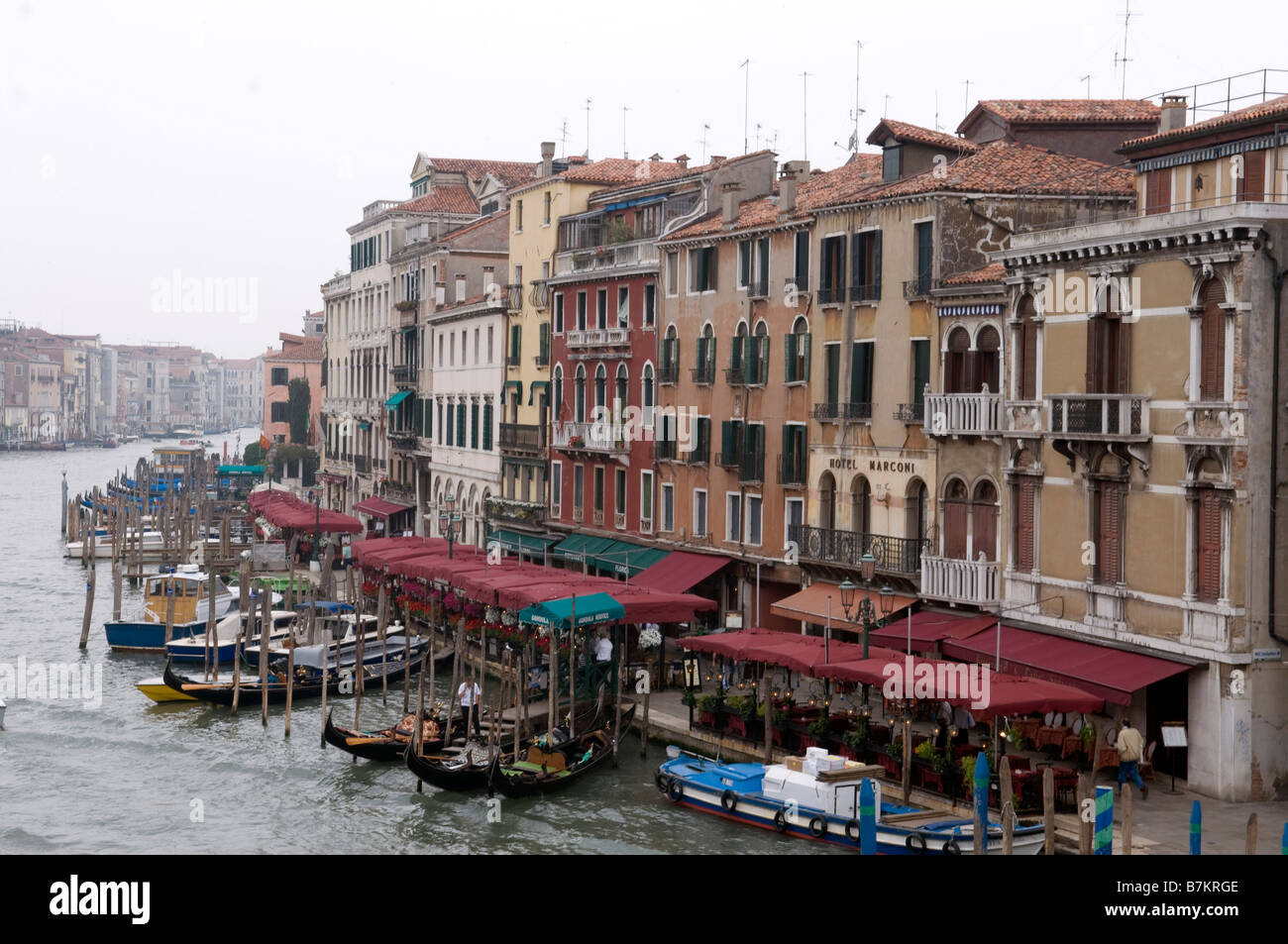 L'Italie, Venise, Grand Canal, vue du Pont du Rialto Banque D'Images