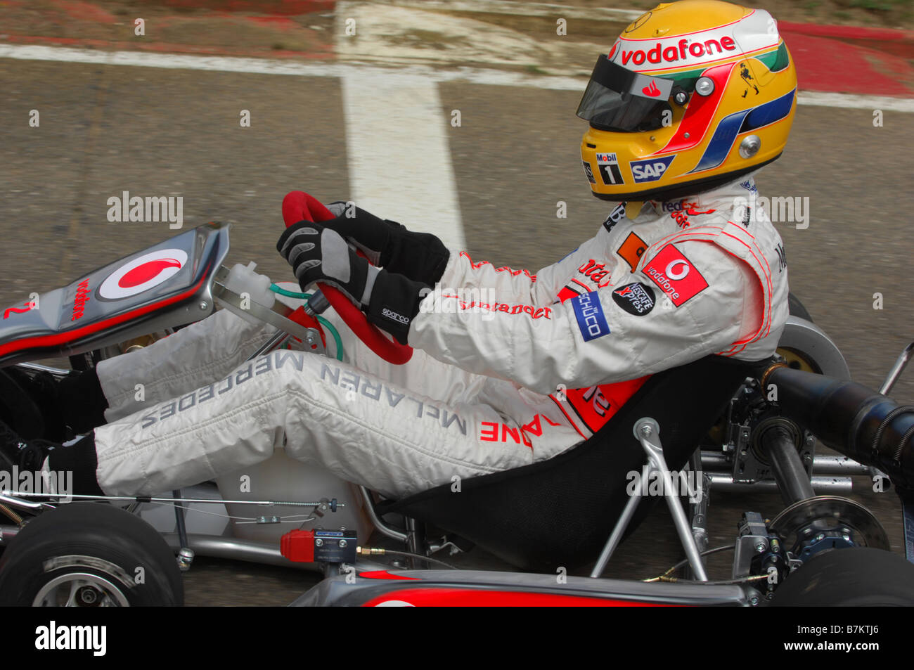 Lewis Hamilton profitant d'une course dans un kart à Daytona Karting Milton Keynes. Banque D'Images