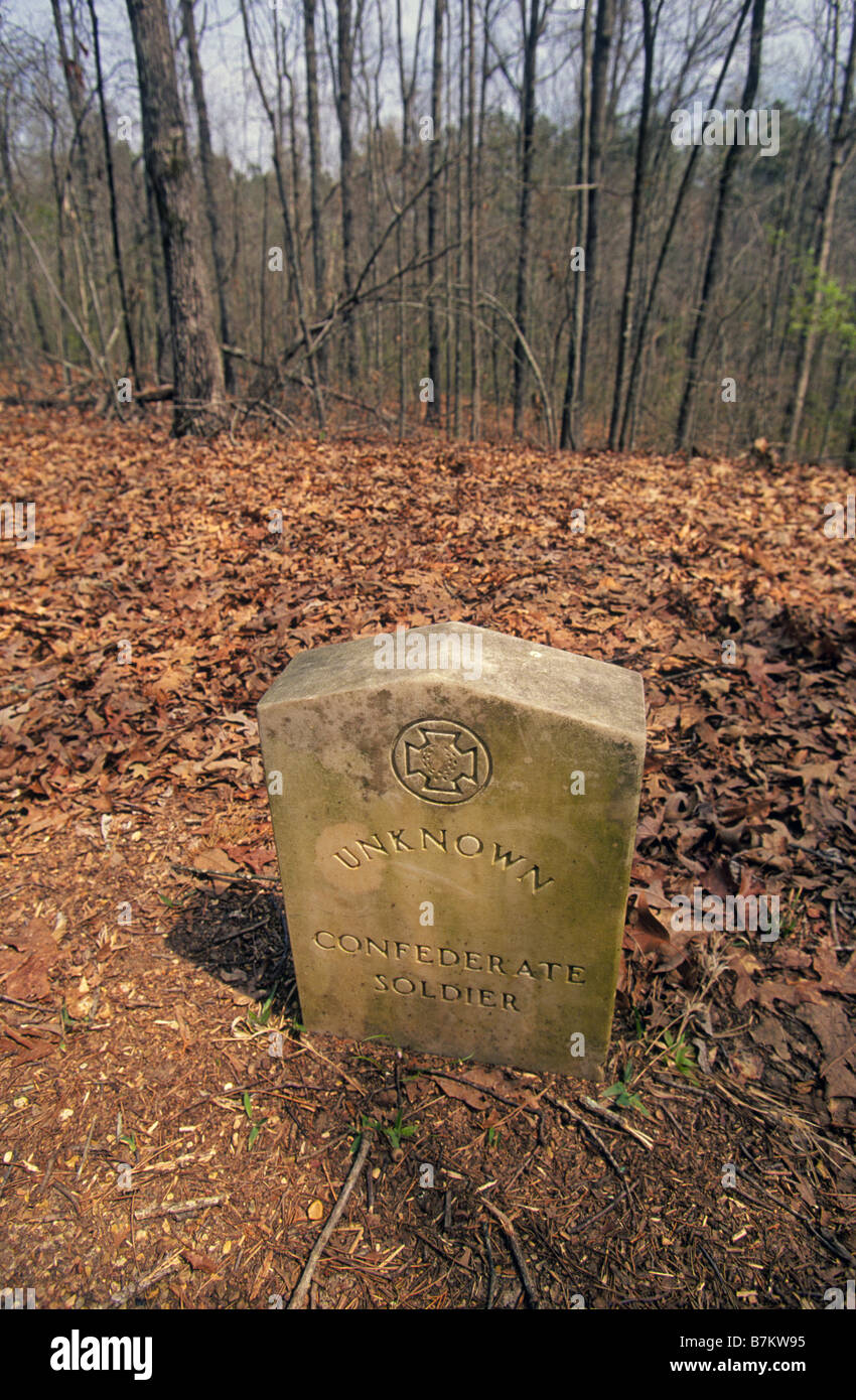 Une vue d'une pierre tombale d'un soldat confédéré inconnu le long de la Natchez Trace au Tennessee. Banque D'Images