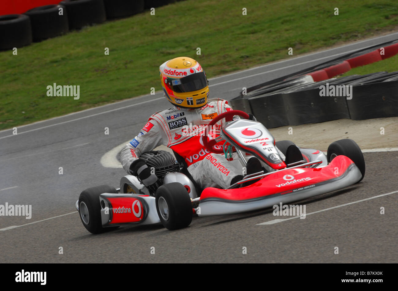 Lewis Hamilton profitant d'une course dans un kart à Daytona Karting Milton Keynes. Banque D'Images