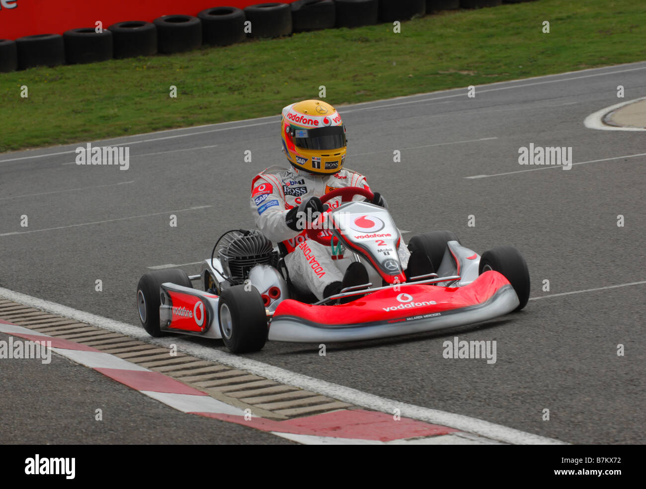Lewis Hamilton profitant d'une course dans un kart à Daytona Karting Milton Keynes. Banque D'Images