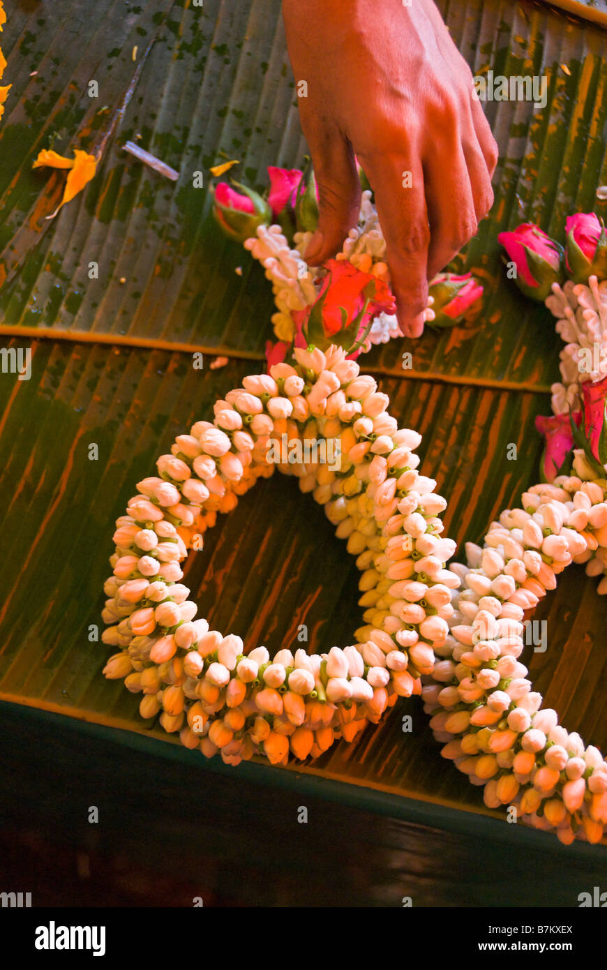 Jasmin fleur de dévotion d'offrir en vente sur un étal au marché aux fleurs de Pak Khlong Talad Bangkok Thaïlande Banque D'Images