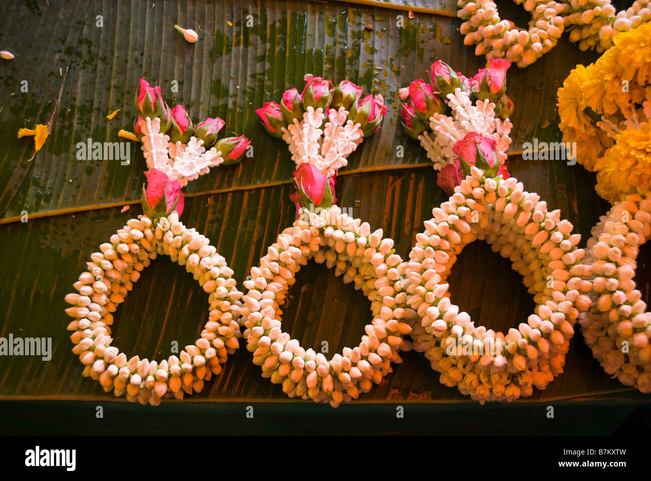 Jasmine flower dévotion offerts en vente sur un étal au marché aux fleurs de Pak Khlong Talad Bangkok Thaïlande Banque D'Images