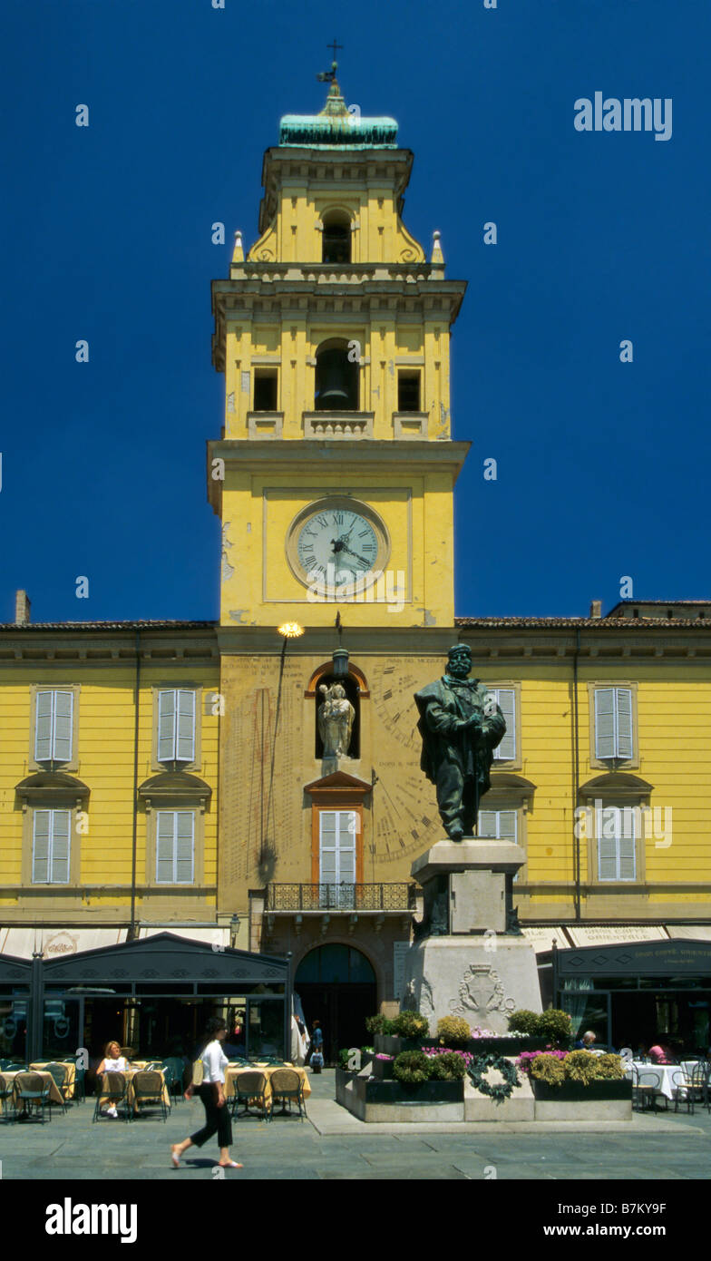 Statue de Garibaldi et Palazzo del Governatore à Piazza Garibaldi à Parma Italie Banque D'Images