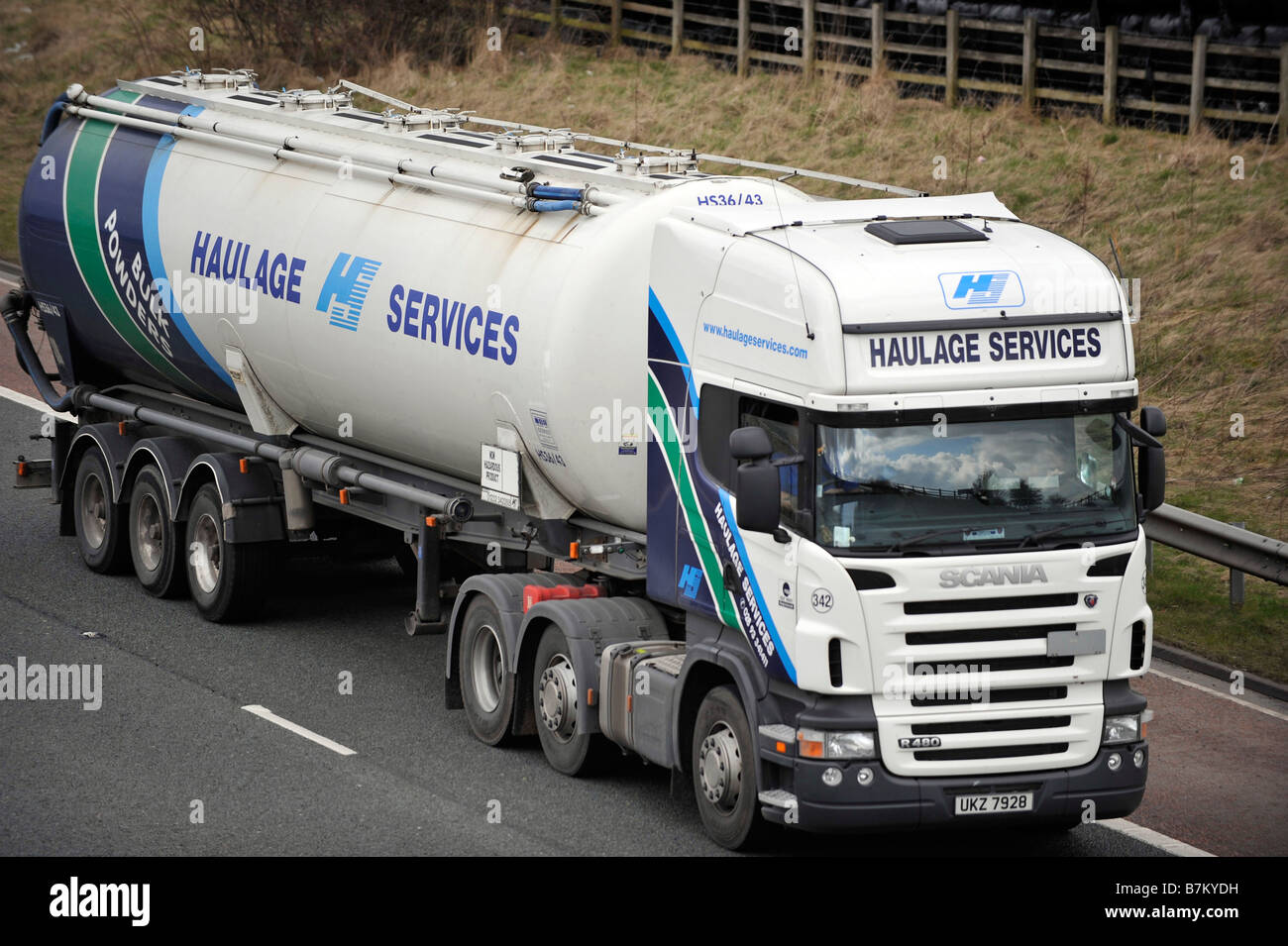Scania Topline trois essieux chariot avec essieu 3 réservoir de poudre en vrac Services Haualge remorque sur autoroute M6 Banque D'Images