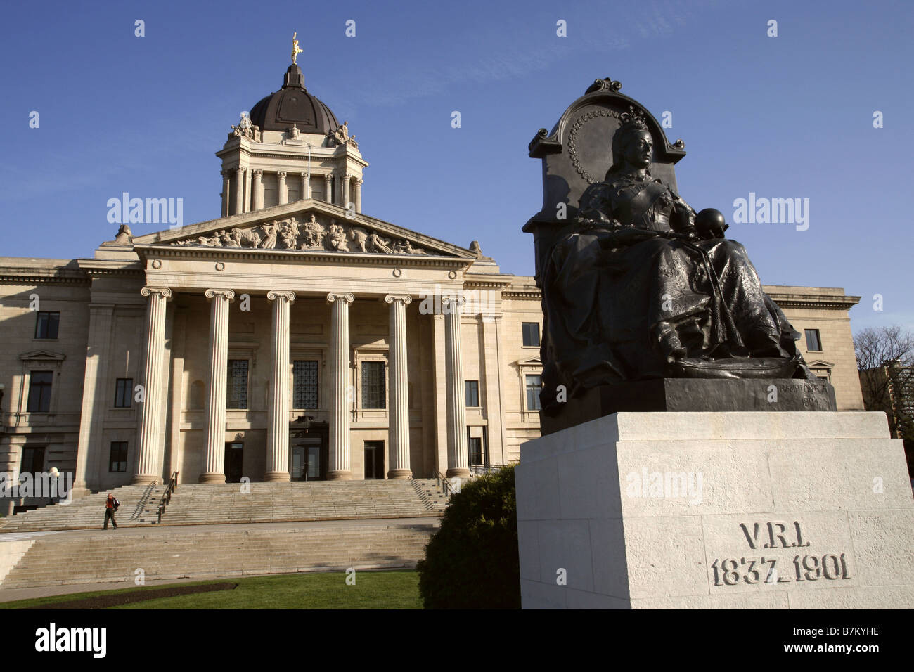 Statue de la reine Victoria et l'Édifice de l'Assemblée législative du Manitoba, Winnipeg, Manitoba, Canada Banque D'Images