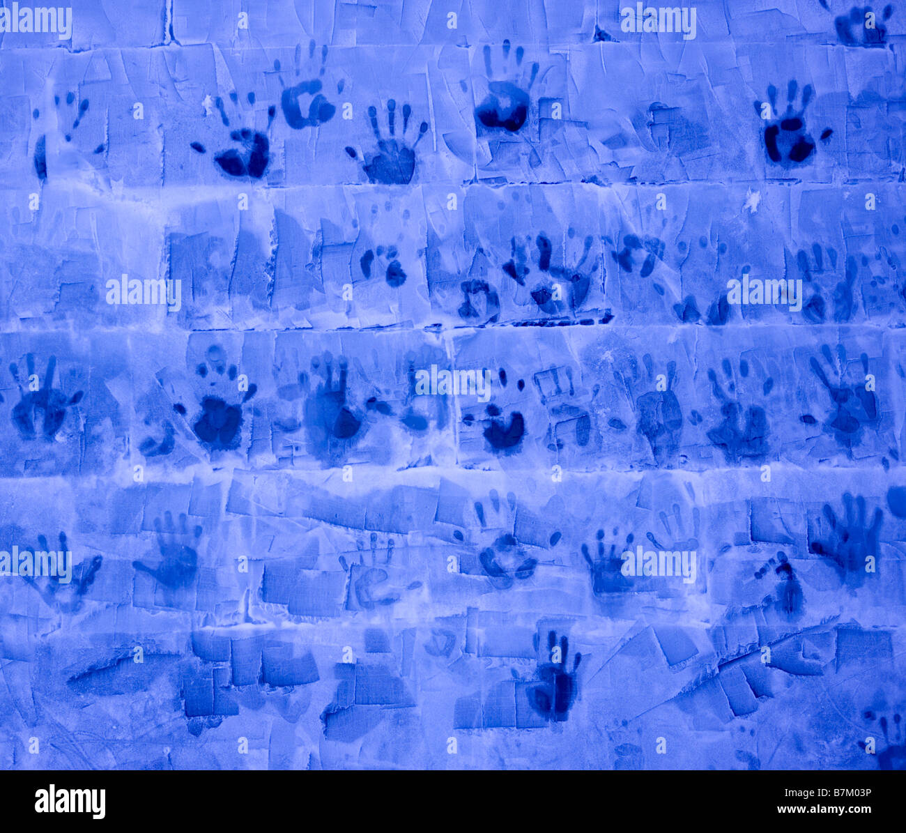 Imprime la main sur mur de glace à l'hôtel de glace de Jukkasjärvi, Suède Banque D'Images