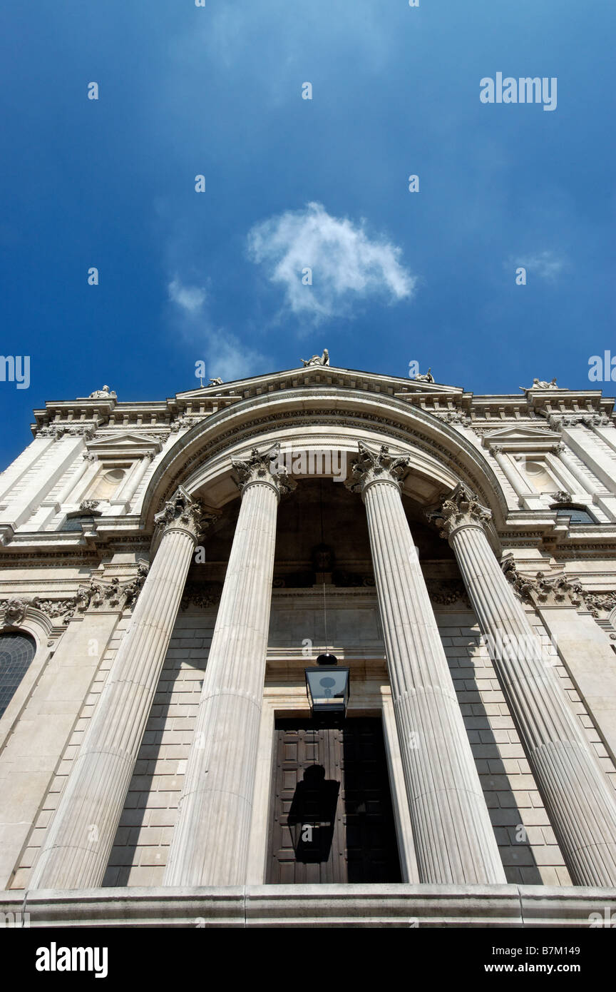 Regardant les colonnes de la Cathédrale St Paul à Londres Banque D'Images