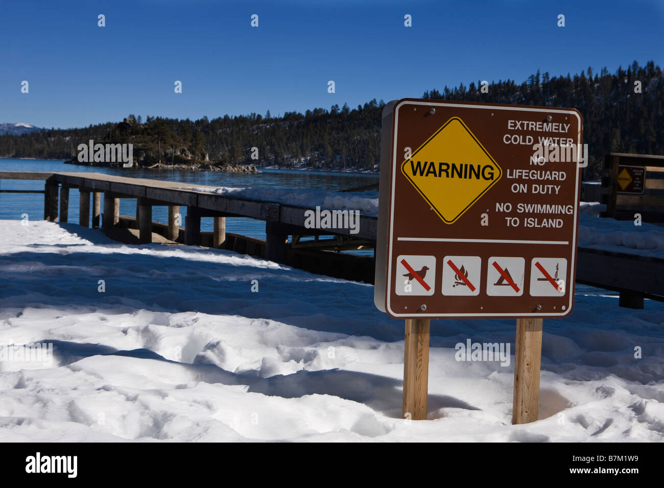 Une alerte avertit les visiteurs sur les dangers de la baignade dans la baie Emerald Emerald Bay State Park Lake Tahoe en Californie Banque D'Images
