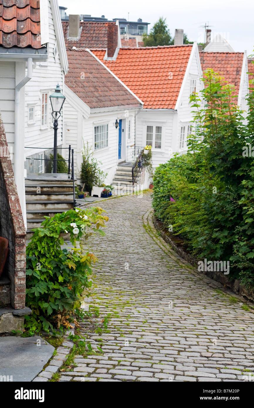 Une rue dans le Vieux Stavanger (Gamle Stavanger), avec les 18e et 19e siècle, les bâtiments en bois. Banque D'Images