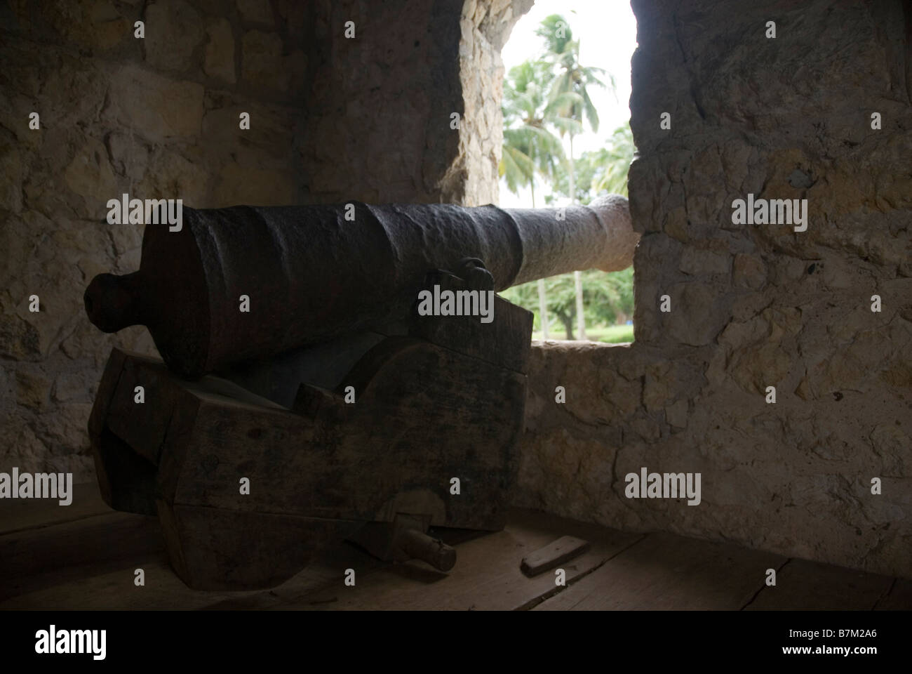 Arme sur le château de San Felipe de Lara sur le lac d'Izabal, au Guatemala. Banque D'Images